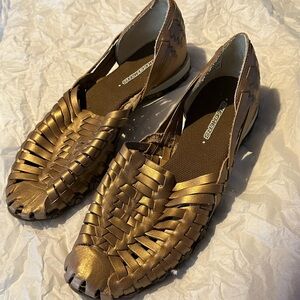 Skechers gold woven leather huaraches 8 like new
